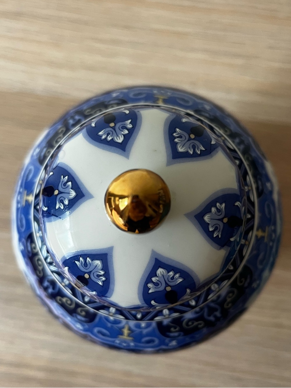 🇯🇵 Handpainted Blue and White Floral Porcelain Ginger Jar with Lid Elegant - Picture 5 of 9